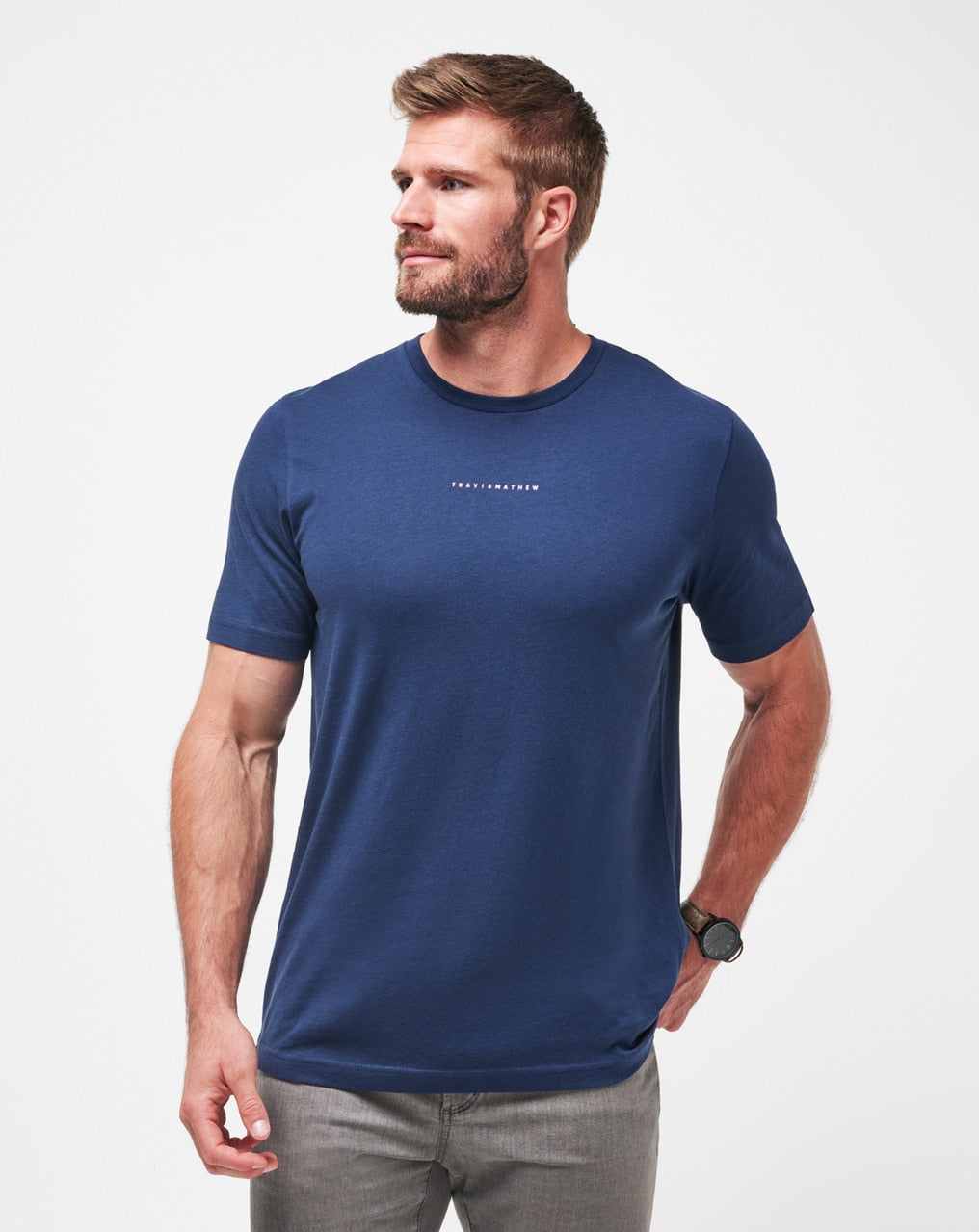Navy blue performance t-shirt with white logo and ribbed neckline, made of polyester.